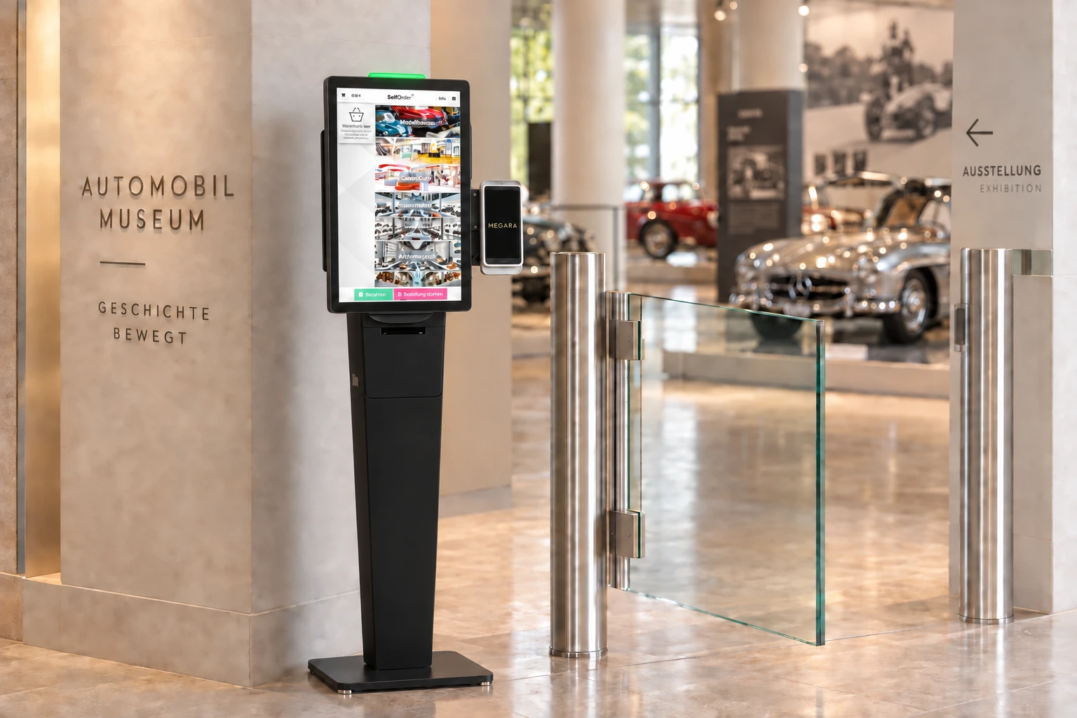 Schwarzes Elo-SelfOrder-Terminal mit grüner Statusleuchte und seitlichem EC-Gerät mit Megara-Logo neben einer Glasschwenktür im Museum